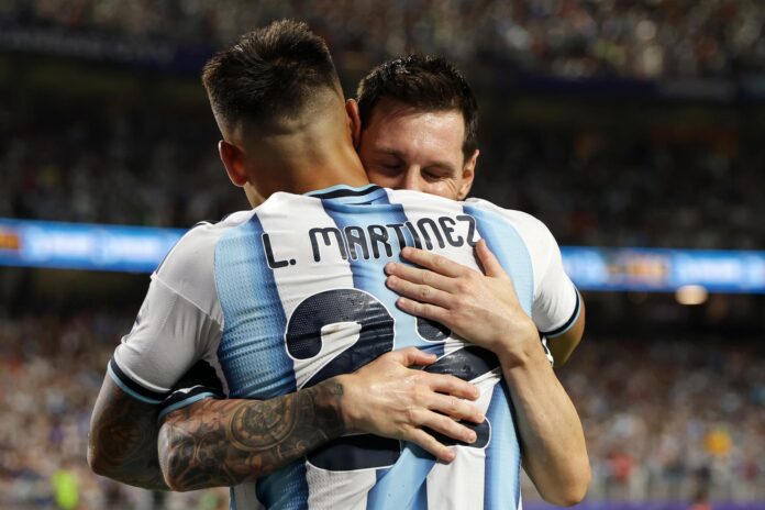 Lionel Messi (de frente) se declaró este sábado en Kansas City muy feliz por la obtención de un triunfo y la clasificación a las semifinales del Mundial que resultaron muy exigentes para la selección argentina. EFE/EPA/CHRISTOPHER NEUNDORF
