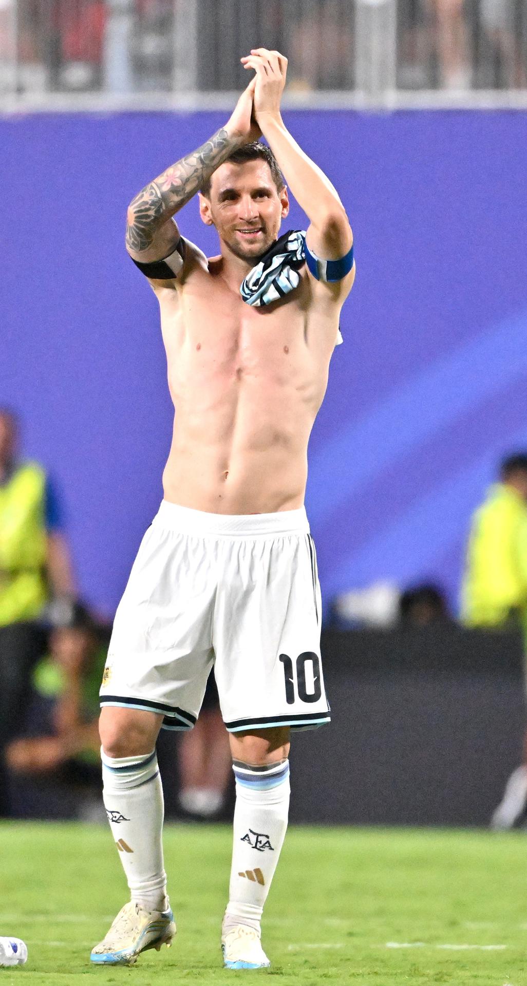 Lionel Messi se declaró este sábado en Kansas City muy feliz por la obtención de un triunfo y la clasificación a las semifinales del Mundial que resultaron muy exigentes para la selección argentina. EFE/EPA/AMY KONTRAS
