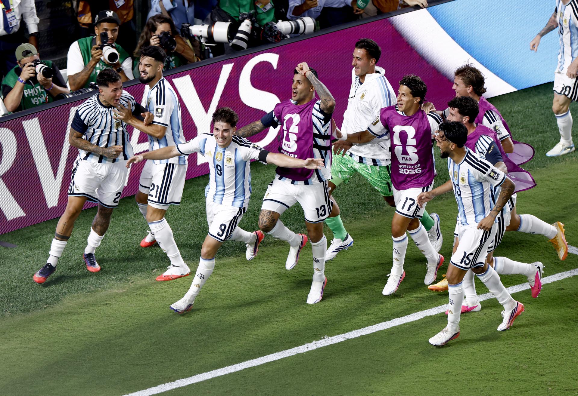 Julián Álvarez (c), de Argentina, celebra con sus compañeros de equipo tras el segundo gol durante el partido de cuartos de final del Mundial 2026 entre Argentina y Suiza en Kansas City (EE.UU.). EFE/WILL OLIVER
