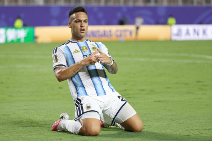 Lautaro Martínez, autor este sábado del tercer gol de Argentina en el triunfo sobre Suiza en el partido de cuartos de final que los enfrentó en Kansas City, aseguró, que la virtud de la Albiceleste fue no perder la paciencia por muy complicado que llegó a estar el encuentro. EFE/Kenneth Fernández
