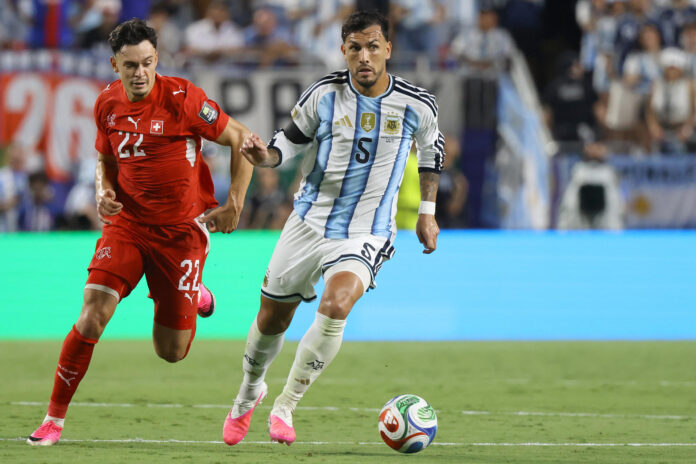 El defensor Leandro Paredes afirmó este sábado en Kansas City que las victorias de Argentina se han caracterizado en este Mundial por tener una gran dosis de sufrimiento, lo que les da más mérito. EFE/ Kenneth Fernández
