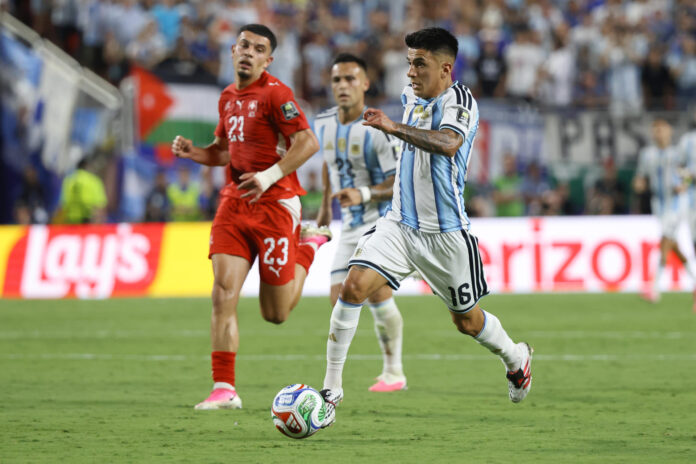 El jugador argentino Thiago Almada controla un balón en el partido de cuartos de final del Mundial de la FIFA 2026 entre Argentina y Suiza en el estadio Arrowhead de Kansas (EE.UU.). EFE/ Kenneth Fernández
