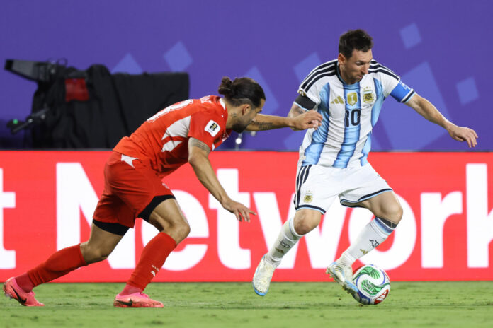 Lionel Messi (d) controla un balón en el partido de cuartos de final del Mundial de la FIFA 2026 entre Argentina y Suiza en el estadio Arrowhead de Kansas (EE.UU.). EFE/ Kenneth Fernández
