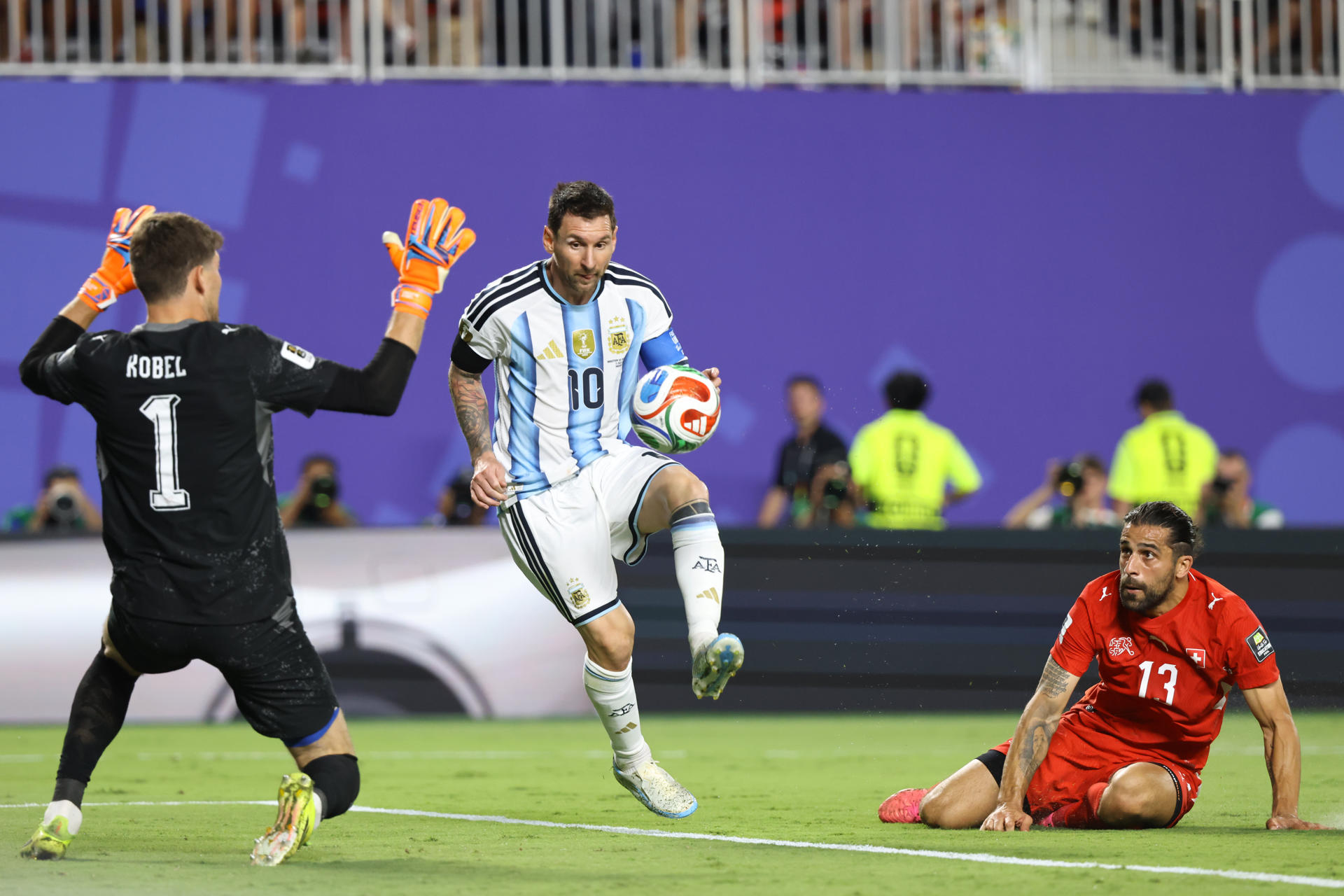 El jugador argentino Lionel Messi (c) patea un balón en el partido de cuartos de final del Mundial de la FIFA 2026 entre Argentina y Suiza en el estadio Arrowhead de Kansas (EE.UU.). EFE/ Kenneth Fernández