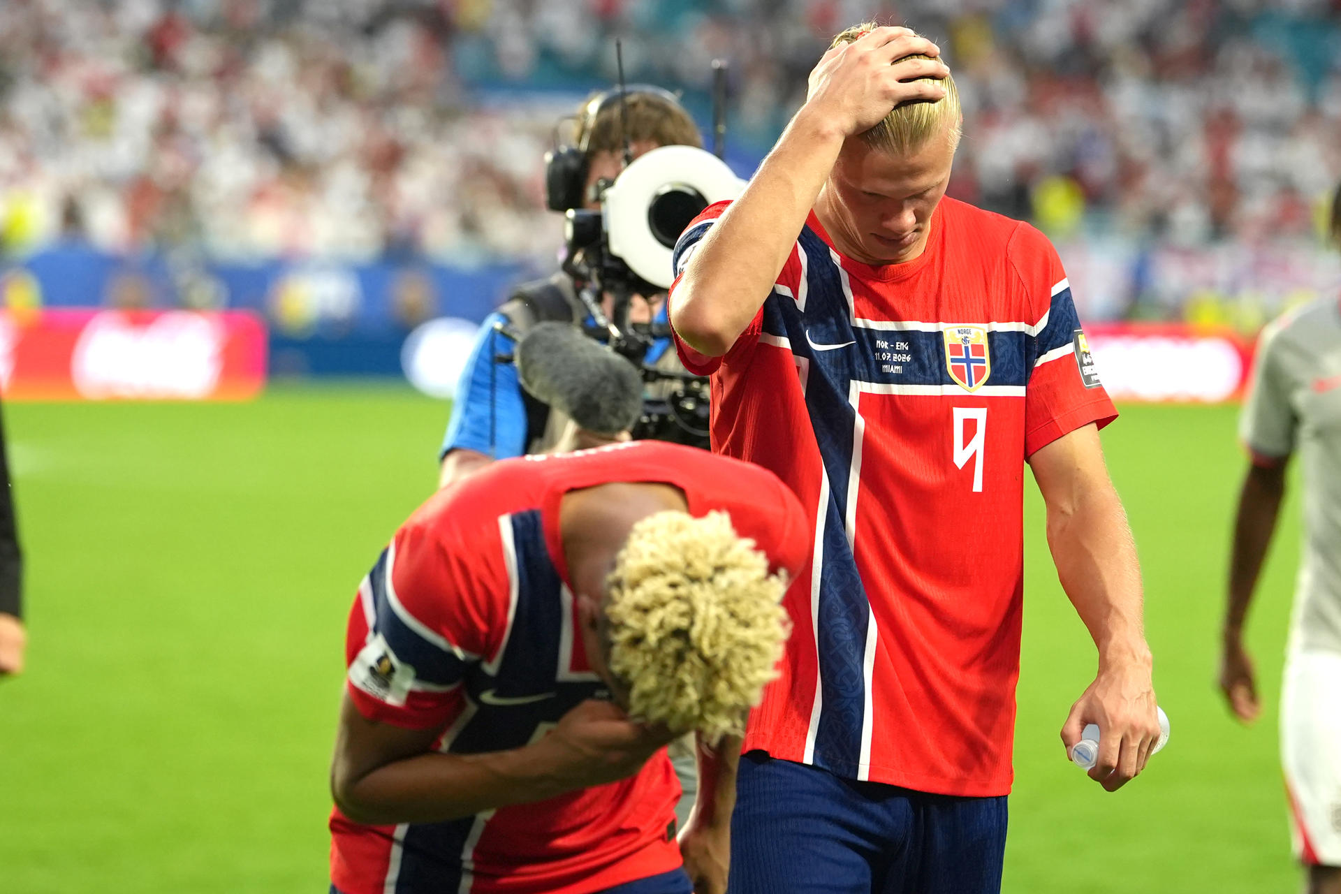 El jugador noruego Erling Haaland (d) al finalizar el partido de cuartos de final del Mundial de la FIFA 2026 entre Noruega e Inglaterra en el estadio Hard Rock en Miami (Estados Unidos). EFE/ Alberto Boal