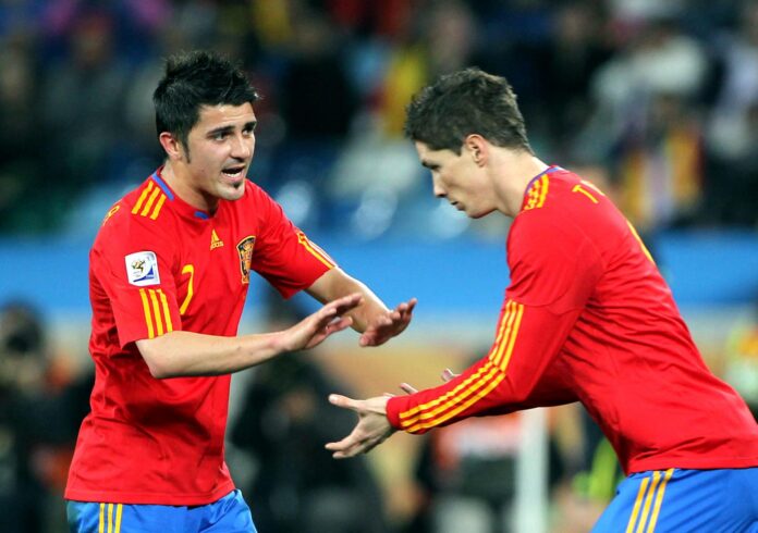 Imagen de archivo en la que Fernando Torres (d) felicita a David Villa cuando le sustituyó durante el partido de la semifinal del Mundial de Sudáfrica que las selecciones de Alemania y España disputaron en del Durban Stadium .EFE/César de Luca
