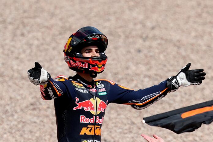 El piloto español Brian Uriarte, del equipo Red Bull KTM Ajo, celebra tras ganar la carrera de Moto3 del Gran Premio de Alemania de motociclismo, en el circuito de carreras de Sachsenring en Hohenstein-Ernstthal, Alemania. EFE/EPA/FILIP SINGER
