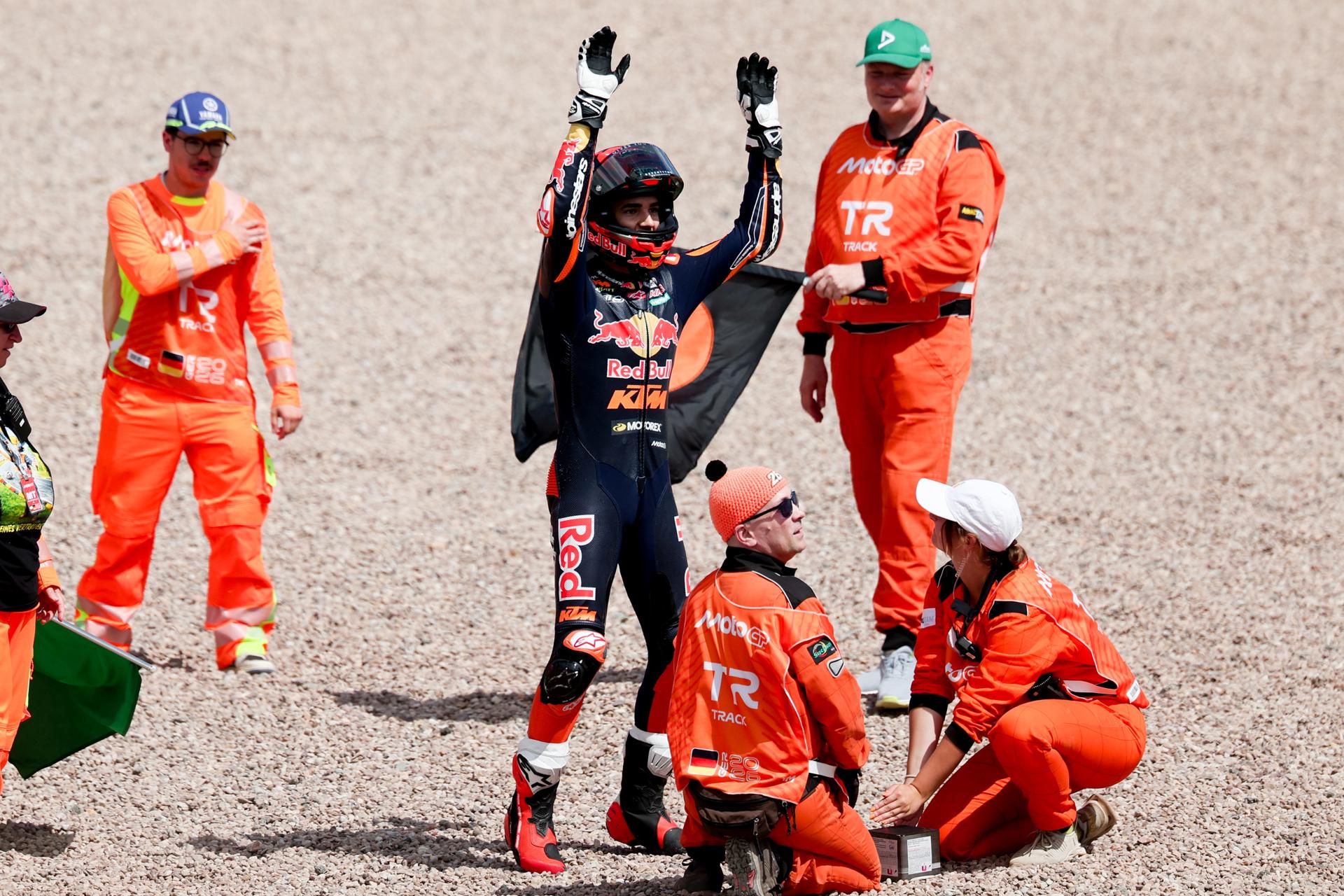 El piloto español Brian Uriarte, del equipo Red Bull KTM Ajo, celebra tras ganar la carrera de Moto3 del Gran Premio de Alemania de motociclismo, en el circuito de carreras de Sachsenring en Hohenstein-Ernstthal, Alemania. EFE/EPA/FILIP SINGER