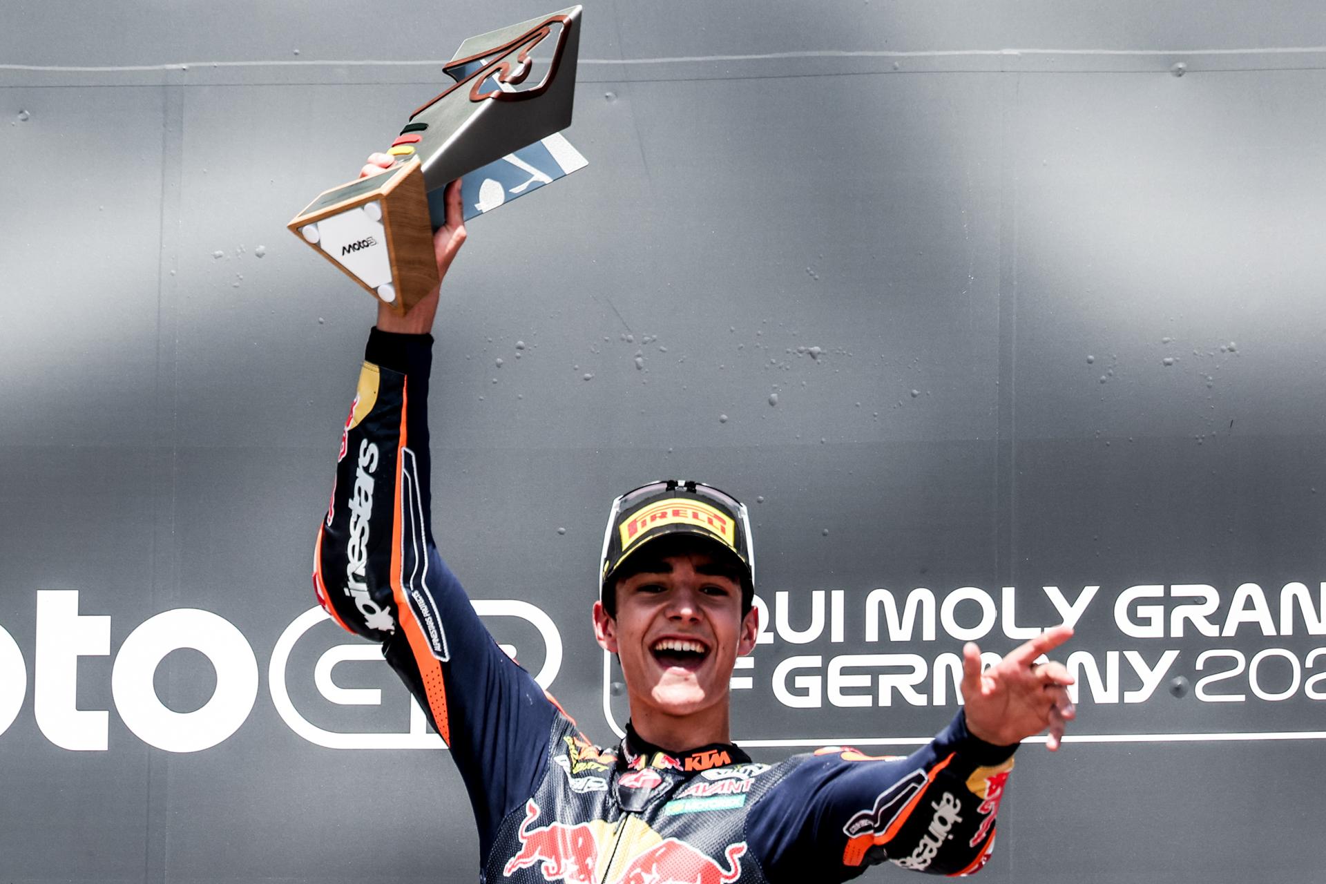 El piloto español Brian Uriarte, del equipo Red Bull KTM Ajo, celebra en el podio tras ganar la carrera de Moto3 del Gran Premio de Alemania de motociclismo, en el circuito de carreras de Sachsenring en Hohenstein-Ernstthal, Alemania. EFE/EPA/FILIP SINGER