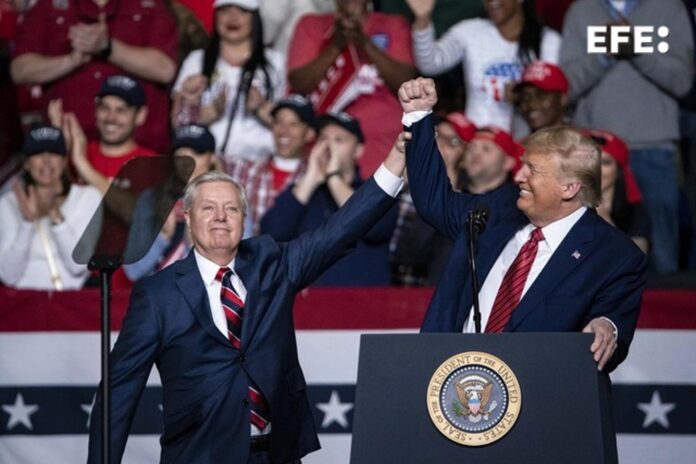NORTH CHARLESTON (United States), 12/07/2026.- (FILE) United States President Donald Trump (R) greets US Republican Senator Lindsey Graham (L) of South Carolina during a campaign rally for his reelection at the North Charleston Coliseum, in North Charleston, South Carolina, USA, 28 February 2020 (reissued 12 July 2026). Lindsey Graham, Republican senator from South Carolina died on 12 July 2026 at the age of 71, according to a statement issued by his office. (Estados Unidos) EFE/EPA/AL DRAGO

