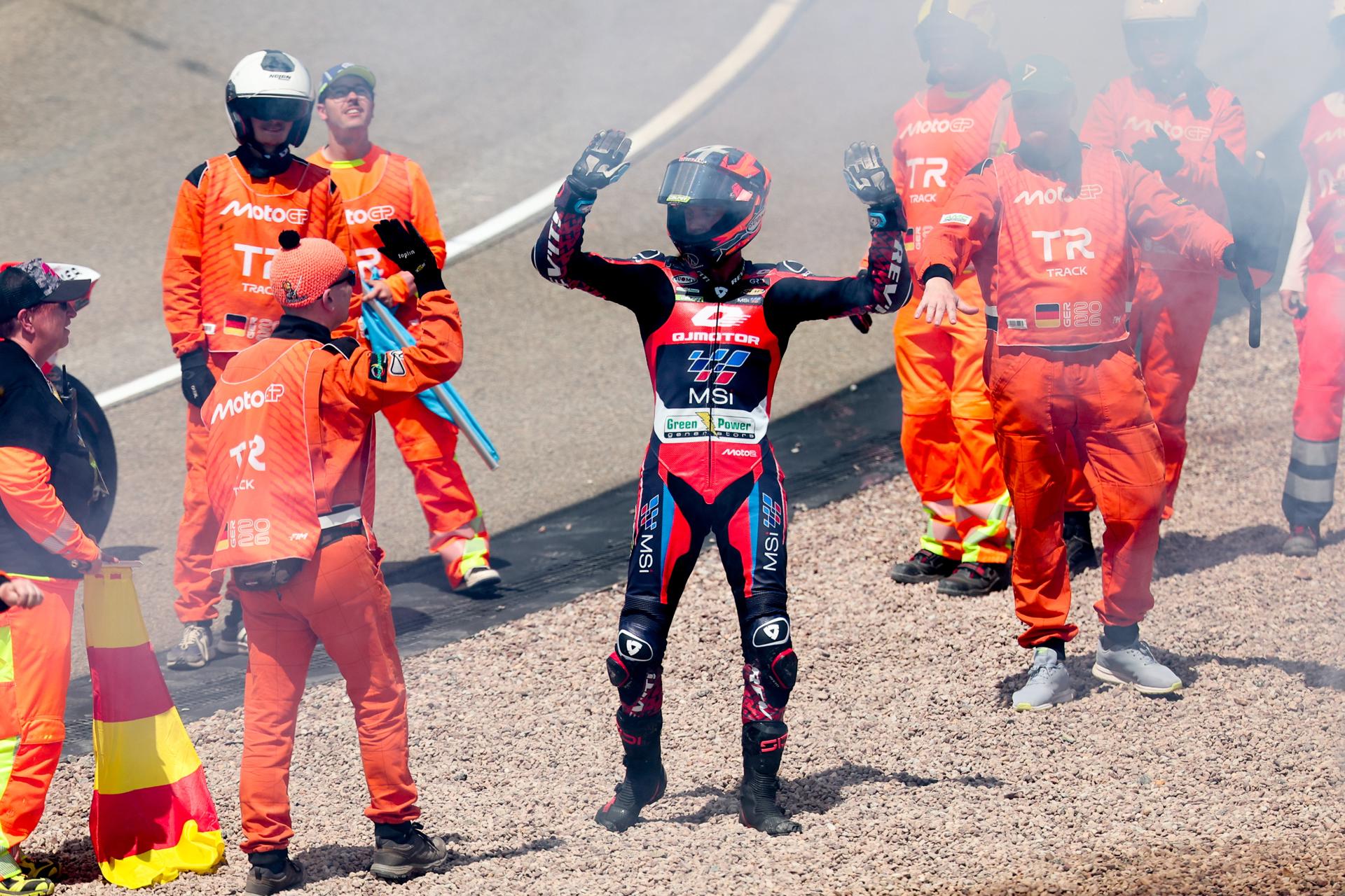 El piloto español de Moto2 Iván Ortolá, de QJMOTOR-Exocom-MSI, celebra tras ganar la carrera de Moto2 del Gran Premio de Alemania de motociclismo, en el circuito de carreras de Sachsenring en Hohenstein-Ernstthal (Alemania). EFE/EPA/FILIP SINGER