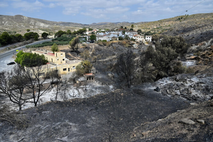 Tereno calcinado junto al restaurante Anita en Los Gallardos, Almería, donde parece ser se produjo el inicio del incendio. El dispositivo del Plan Infoca ha dado por estabilizado a las 11:00 horas de este domingo el incendio forestal declarado en Los Gallardos (Almería), que ha calcinado 7.000 hectáreas con un perímetro de más de 40 kilómetros, lo que permite desescalar la emergencia y autorizar el regreso a sus hogares de las 1.000 personas que continuaban desalojadas. EFE/ Carlos Barba
