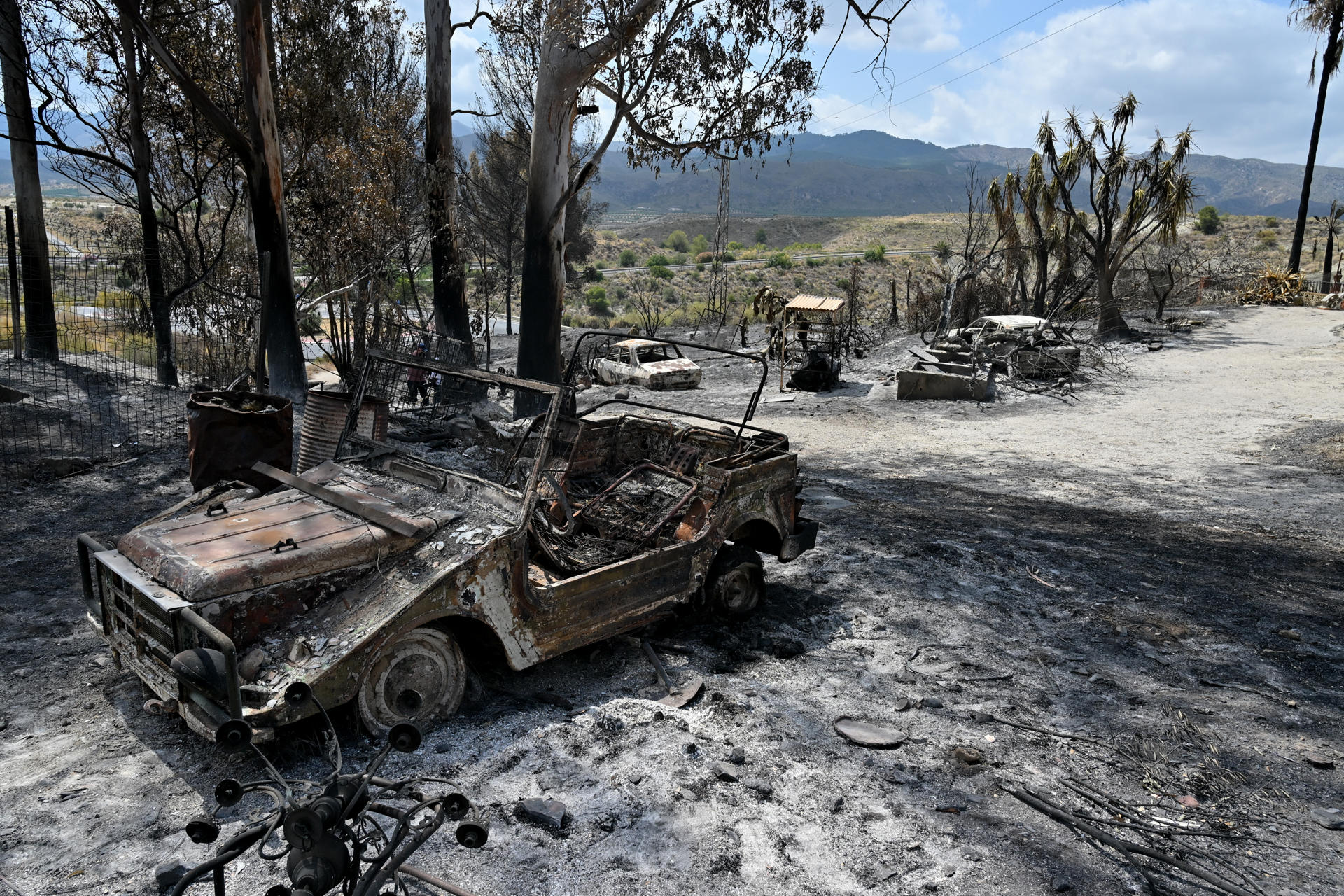 Varios vehículos calcinados junto al restaurante Anita en Los Gallardos, Almería donde parece ser se produjo el inicio del incendio. El dispositivo del Plan Infoca ha dado por estabilizado a las 11:00 horas de este domingo el incendio forestal declarado en Los Gallardos (Almería), que ha calcinado 7.000 hectáreas con un perímetro de más de 40 kilómetros, lo que permite desescalar la emergencia y autorizar el regreso a sus hogares de las 1.000 personas que continuaban desalojadas. EFE/ Carlos Barba
