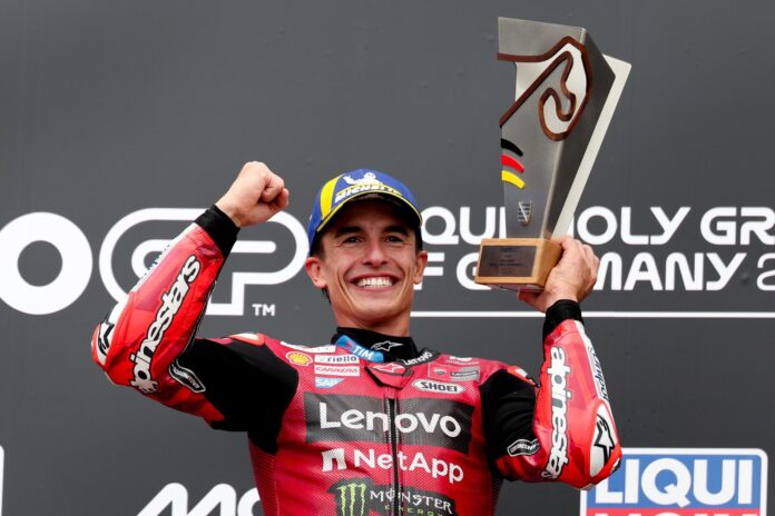 El piloto español del Ducati Lenovo Team, Marc Marquez, celebra en el podio tras ganar la carrera de MotoGP del Gran Premio de Motociclismo de Alemania en el circuito de Sachsenring en Hohenstein-Ernstthal. EFE/EPA/FILIP SINGER
 
//////////
 
Hohenstein-Ernstthal (Germany), 12/07/2026.- Ducati Lenovo Team rider Marc Marquez of Spain celebrates on the podium after winning the MotoGP race of the motorcycling Grand Prix of Germany at the Sachsenring racing circuit in Hohenstein-Ernstthal, Germany, 12 July 2026. (Motociclismo, Alemania, España) EFE/EPA/FILIP SINGER
