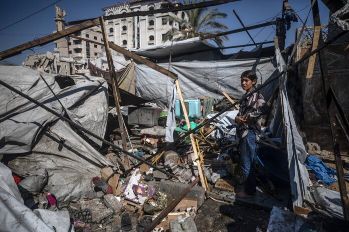Una niña palestina inspecciona la tienda de campaña destruida de su familia en la calle Al Jalaa, tras un bombardeo israelí en la ciudad de Gaza, Franja de Gaza, 27 de junio de 2026. EFE/EPA/MOHAMMED SABER
