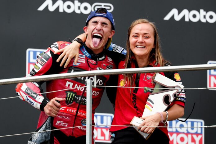 El piloto del equipo Ducati Lenovo Team el español Marc Marquez celebra su victoria con un miembro de su equipo en el podio del circuito de Sachsenring en Hohenstein-Ernstthal, Alemania. EFE/EPA/FILIP SINGER
