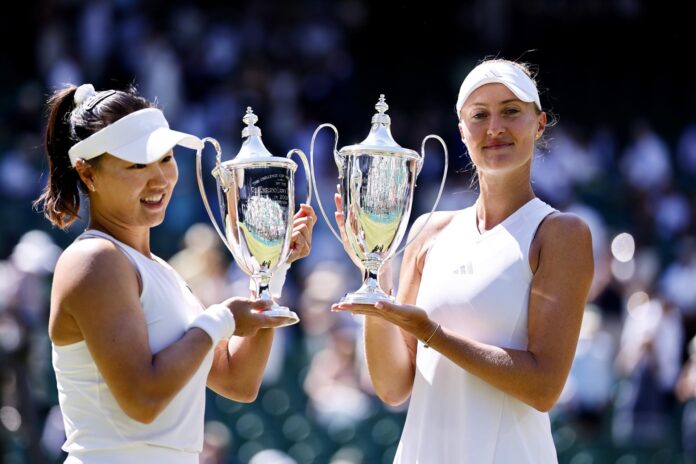 La pareja de dobles forrmada por la china Guo Hanyu (I) y la francesa Kristina Mladenovic posa con el trrofeo tras gana el toneo de dobles femenino de Wimbledon, Londres, Reino Unido. EFE/EPA/TOLGA AKMEN
