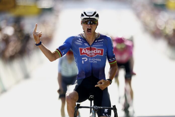 El neerlandés Mathieu van der Poel se impuso este domingo en la novena etapa del Tour de Francia EFE/EPA/YOAN VALAT
