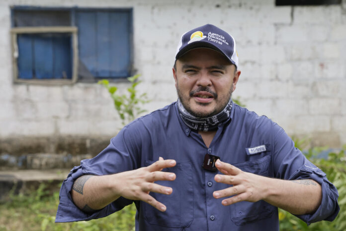 El director de la Agencia Nacional de Tierras (ANT) de Colombia, Felipe Harman, sostiene que, pese a los avances de los últimos cuatro años, la redistribución de la tierra sigue siendo una tarea inconclusa en un país donde la violencia, el despojo y la desigualdad han marcado históricamente al campo, este jueves en una entrevista con EFE en la hacienda 'La Palmira' en Pueblo Nuevo (Colombia). EFE/ Carlos Ortega
