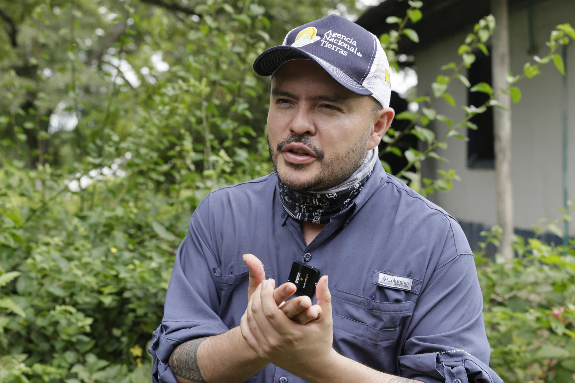 El director de la Agencia Nacional de Tierras (ANT) de Colombia, Felipe Harman, afirma que "El latifundio en Colombia no tiene seguridad jurídica; el latifundio en Colombia lo que tiene es amigos poderosos", este jueves en una entrevista con EFE en la hacienda 'La Palmira' en Pueblo Nuevo (Colombia). EFE/ Carlos Ortega