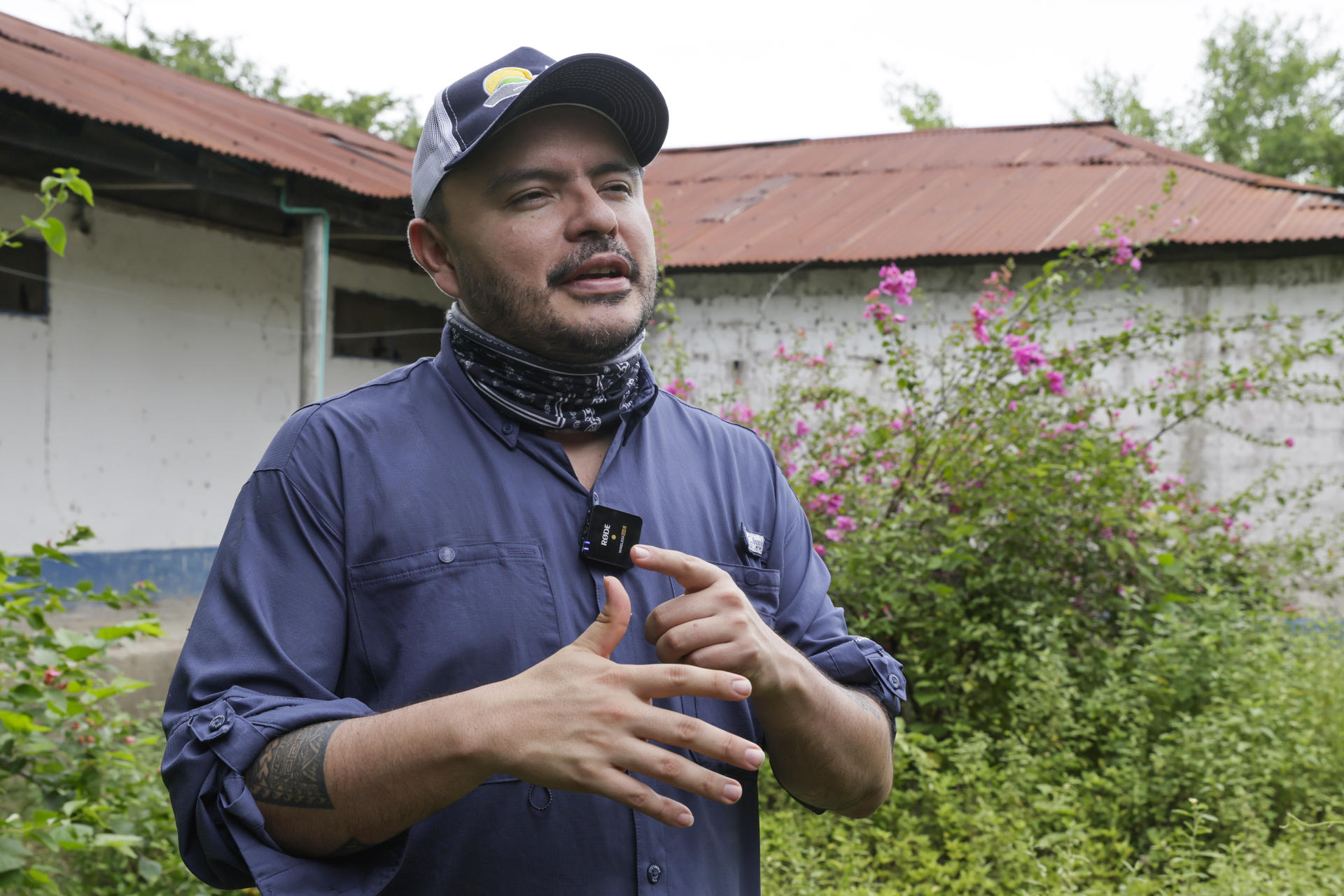 El director de la Agencia Nacional de Tierras (ANT) de Colombia, Felipe Harman, habla durante una entrevista con EFE este jueves, en la hacienda 'La Palmira' en Pueblo Nuevo (Colombia). Harman defiende la reforma agraria como uno de los principales legados del Gobierno de Gustavo Petro. EFE/ Carlos Ortega