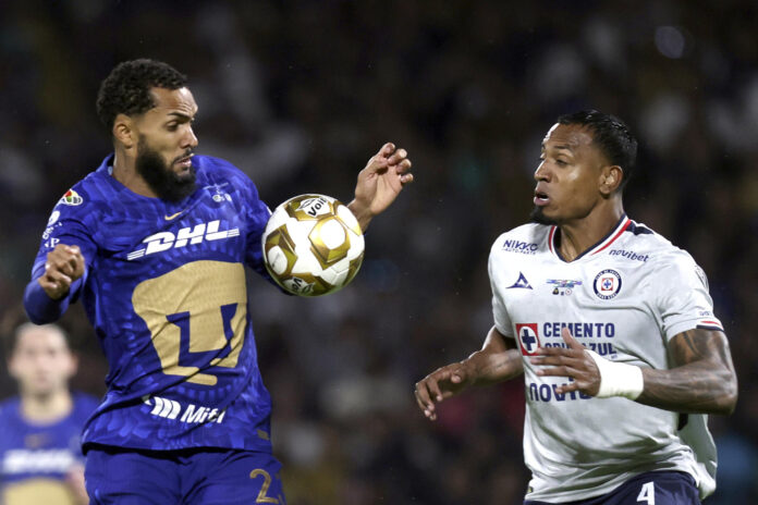 Olavio Vieira dos Santos (i) de Pumas disputa un balón con Willer Ditta de Cruz Azul en el estadio Olímpico Universitario en la Ciudad de México (México). Imagen de archivo. EFE/Isaac Esquivel
