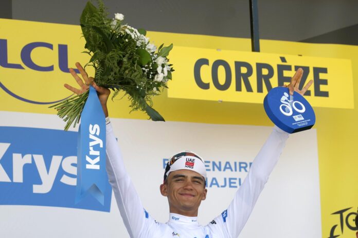 El mexicano Isaac del Toro (UAE Emirates XRG), en el podio como tercero de la general y maillot blanco de mejor joven del Tour. EFE/EPA/GUILLAUME HORCAJUELO
