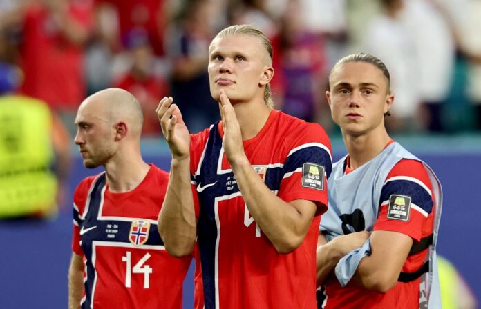 El delantero noruego Erling Haaland aplaude a los aficionados traer Noruega en cuartos del Mundial en Miami, USA. EFE/EPA/RONALD WITTEK
