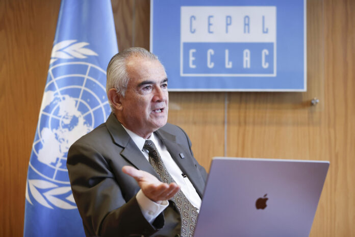 El secretario ejecutivo de la Comisión Económica para América Latina y el Caribe (Cepal), José Manuel Salazar-Xirinachs, posa durante una entrevista con EFE este viernes, en Santiago (Chile). EFE/ Elvis González
