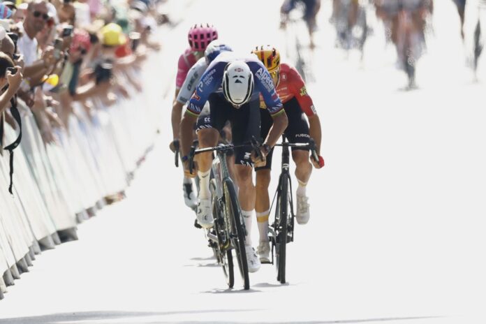 El ciclista neeñandés Mathieu van der Poel logra Ussel su tercera victoria en el Tour de Francia. EFE/EPA/YOAN VALAT
