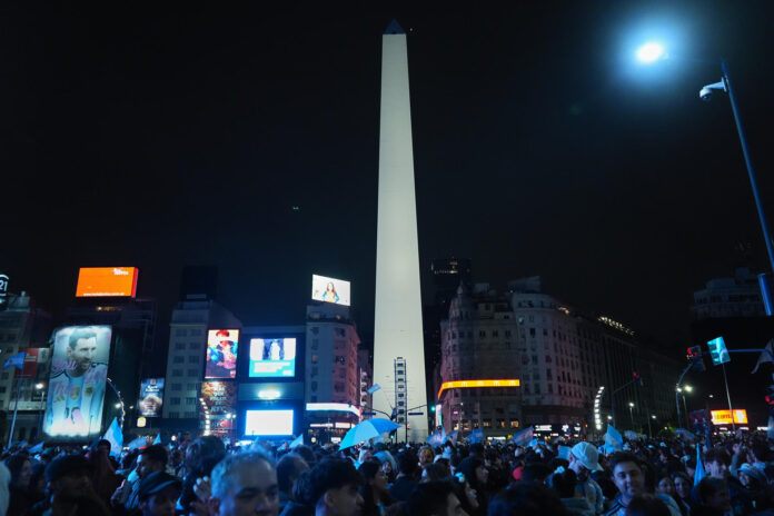 Aficionados de Argentina celebran este sábado, tras la clasificación de su selección a semifinales del Mundial de la FIFA 2026 en Buenos Aires (Argentina). EFE/Adan González
