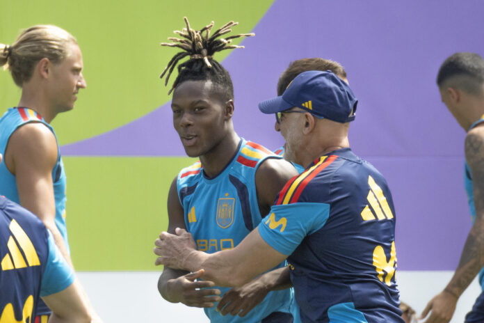 El delantero de la selección española Nico Williams es felicitado por su cumpleaños por el seleccionador, Luis de la Fuente (d), durante el entrenamiento en el Estadio Cotton Bowl en Dallas, EFE/Lavandeira jr
