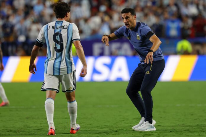 El selecionador Lionel Scaloni (d) da instrucciones a Julian Alvarez en Kansas City, Missouri, USA. EFE/EPA/CHRISTOPHER NEUNDORF
