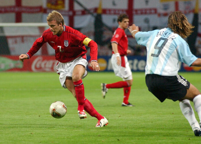 Foto de archivo del centrocampista de la selección inglesa de fútbol David Beckham (i), quien avanza con el balón ante el delantero argentino Gabriel Omar Batistuta (d) en el estadio Sapporo Dome, donde Argentina e Inglaterra se enfrentaron en la primera fase del Mundial Corea-Japón 2002. EFE/dpa/MATTHIAS SCHRADER/lmf/ (MUNDIAL 2002/WORLD CUP 2002)
