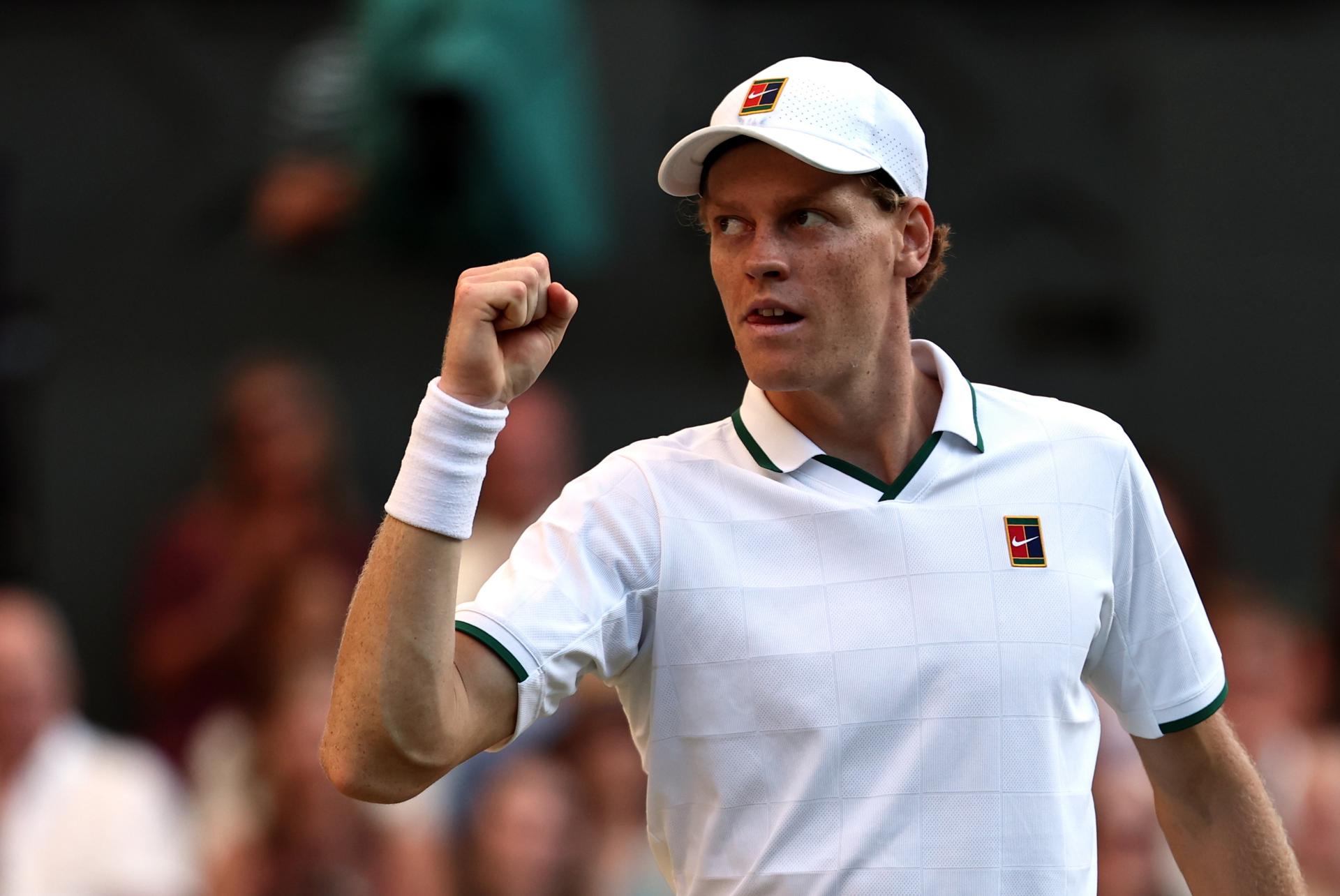El tenista italiano Jannik Sinner celebra un punto en la final de Wimbledon que le ha enfrentado a Alexander Zverev en Londres, Reino Unido. EFE/EPA/NEIL HALL