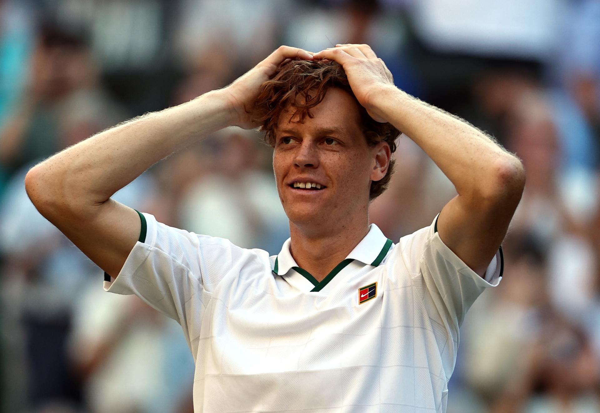 El tenista italiano Jannik Sinner celebrala victoria en la final de Wimbledon que le ha enfrentado a Alexander Zverev en Londres, Reino Unido. EFE/EPA/NEIL HALL