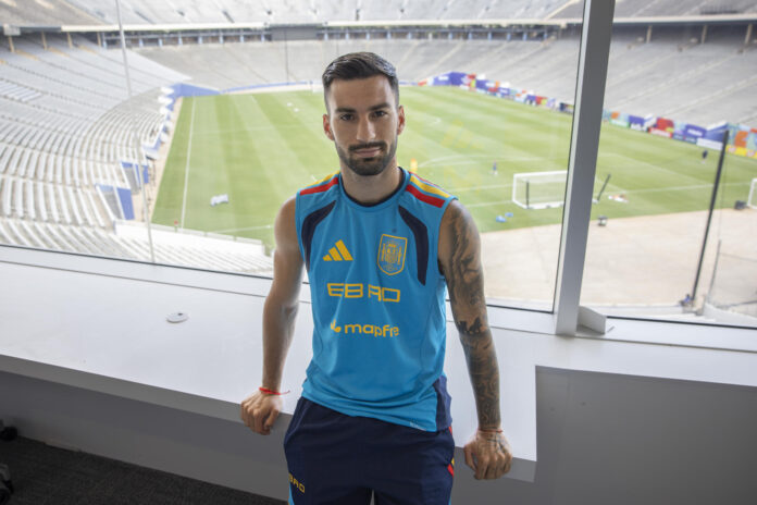 El jugador de la selección española, Álex Baena, reconoce en una entrevista con EFE que sufrió durante su primera temporada en el Atlético de Madrid. EFE/Lavandeira
