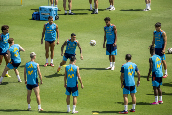 Los jugadores de la selección española durante el entrenamiento en el Estadio Cotton Bowl en Dallas, EFE/Lavandeira jr
