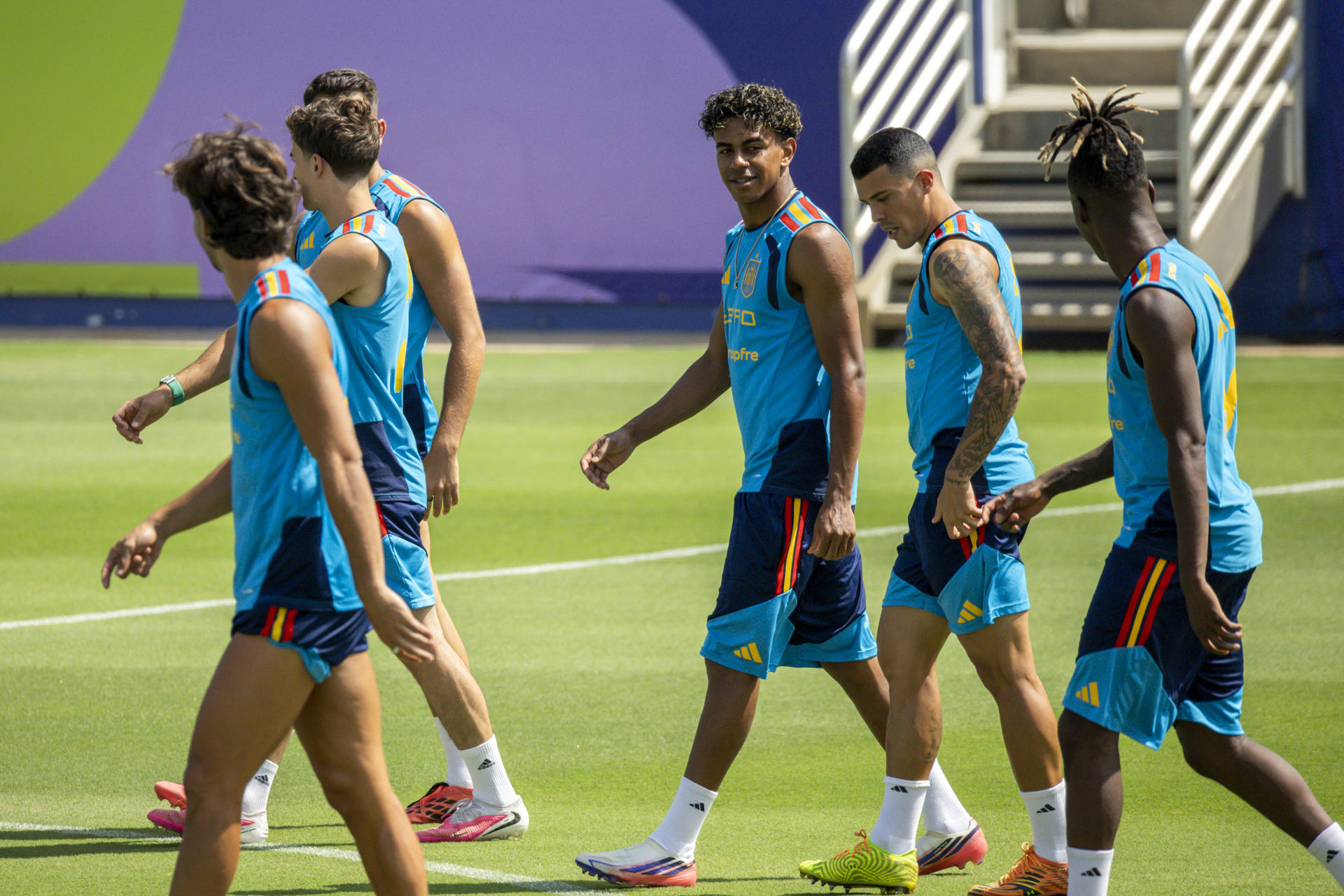 (dcha a izda) Los jugadores de la selección española Nico Williams, Pedro Porro y Lamine Yamal durante el entrenamiento en el Estadio Cotton Bowl en Dallas, EFE/Lavandeira jr
