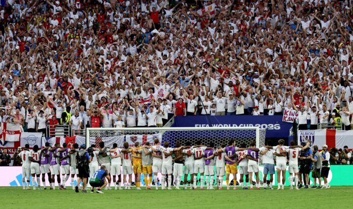 Los jugadores de Inglaterra celebran con los aficionados ingleses el pase a las semifinales del Mundial 2026 en Miami. EFE/EPA/RONALD WITTEK
