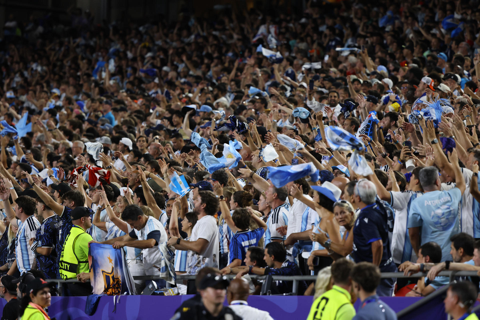 Aficionados de Argentina durante el partido de cuartos de final ante Suiza en el estadio Arrowhead de Kansas (EE.UU.). EFE/Kenneth Fernández
