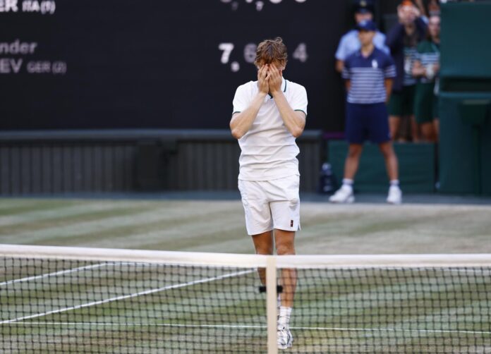 El tenista italiano Jannik Sinner celebra la victoria en la final de Wimbledon que le ha enfrentado a Alexander Zverev en Londres, Reino Unido. EFE/EPA/TOLGA AKMEN
