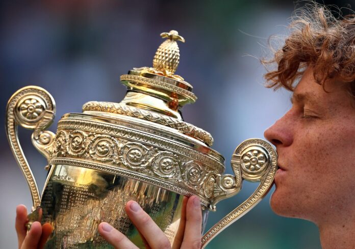 El tenista italiano Jannik Sinner celebra un punto en la final de Wimbledon que le ha enfrentado a Alexander Zverev en Londres, Reino Unido. EFE/EPA/NEIL HALL
