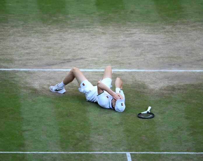 El tenista italiano Jannik Sinner celebra un punto en la final de Wimbledon que le ha enfrentado a Alexander Zverev en Londres, Reino Unido. EFE/EPA/DANIEL HAMBURY
