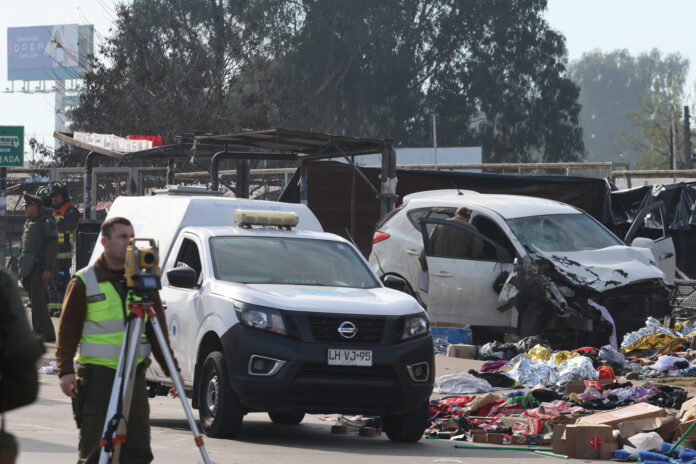Integrantes de Carabineros de Chile custodian el lugar en donde un cabo de la infantería de marina de Chile, que estaba fuera de servicio, embistió su vehículo contra una feria callejera, en un hecho que dejó seis muertos y múltiples heridos, confirmó la Armada en un comunicado, este domingo en Viña del Mar (Chile). EFE/ STR
