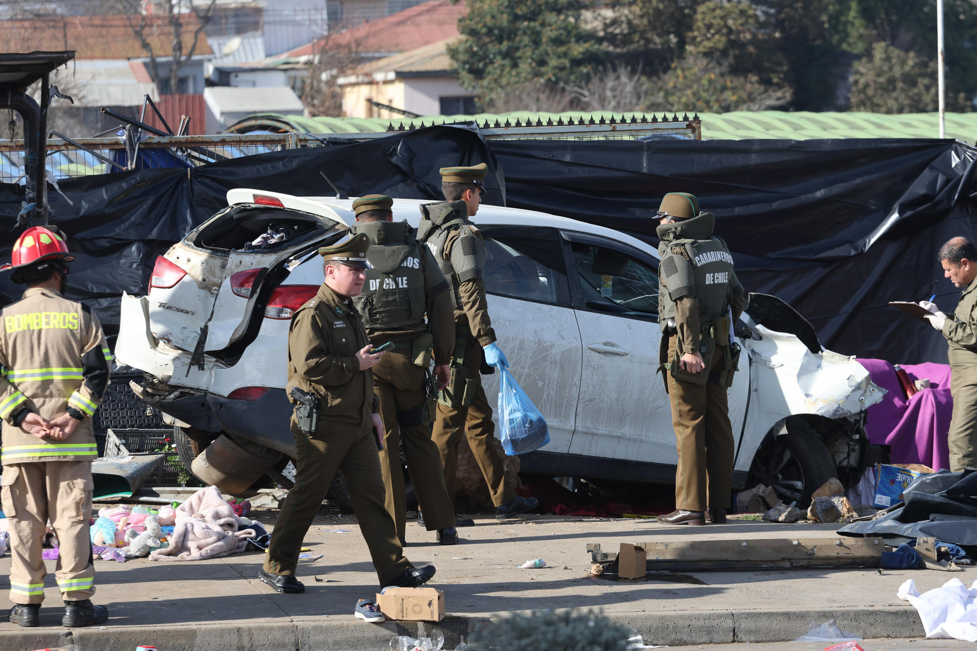 Integrantes de Carabineros de Chile custodian el lugar en donde un cabo de la infantería de marina de Chile, que estaba fuera de servicio, embistió su vehículo contra una feria callejera, en un hecho que dejó seis muertos y múltiples heridos, confirmó la Armada en un comunicado, este domingo en Viña del Mar (Chile). EFE/ STR
