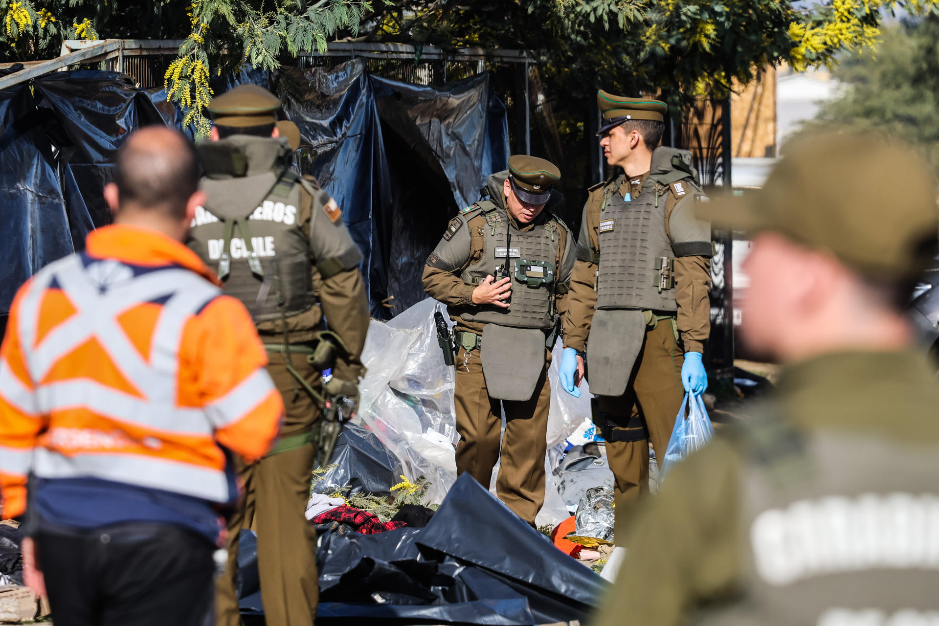 Integrantes de Carabineros de Chile custodian el lugar en donde un cabo de la infantería de marina de Chile, que estaba fuera de servicio, embistió su vehículo contra una feria callejera, en un hecho que dejó seis muertos y múltiples heridos, confirmó la Armada en un comunicado, este domingo en Viña del Mar (Chile). EFE/ STR
