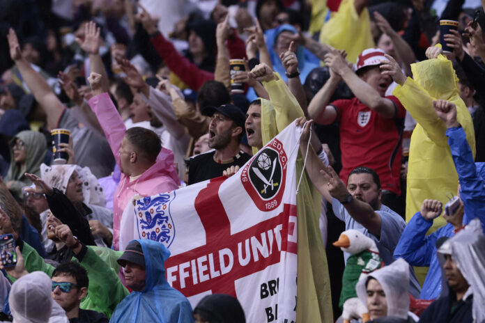 Hinchas de Inglaterra animan a su equipo antes de un partido de los octavos de final del Mundial de la FIFA 2026 entre México e Inglaterra en el estadio Azteca en la Ciudad de México (México). EFE/ José Méndez
