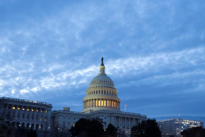 Fotografía de archivo en donde se observa el capitolio al amanecer en Washington DC en Estados Unidos. EFE/ Michael Reynolds
