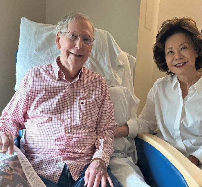 Fotografía tomada de la cuenta oficial en X @cspan del Capitolio de Estados Unidos en la que aparece el senador republicano Mitch McConnell (i) junto a su esposa, la exsecretaria de Transporte, Elaine Chao, en un centro de rehabilitación este 12 de julio, en Washington DC (EE.UU.). EFE/@cspan
